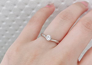 指が短くて太い方に似合う婚約指輪とは？