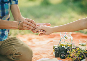 同棲している人はいつ婚約指輪を用意すべき？