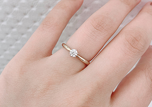 【婚約指輪】ゴールド素材の婚約指輪はありでしょうか？