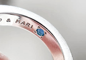 【シークレットストーン】結婚指輪の内側に留める青い宝石とは？