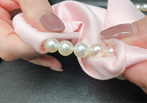 自宅で出来る真珠ネックレスのお手入れ方法！