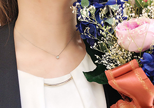 【婚約ネックレス】プロポーズのアイテムは婚約指輪だけではない！ダイヤモンドネックレスの魅力