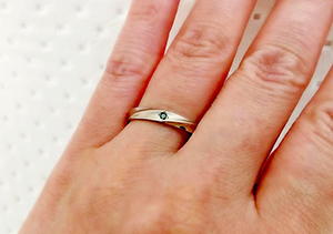 【結婚指輪】クールな女性にぴったりのグレーゴールドの結婚指輪