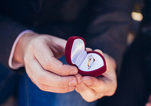 【婚約指輪】結婚指輪を用意した後でも婚約指輪を贈るべき？