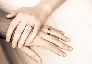 なぜ結婚指輪は左手の薬指に着けるの？
