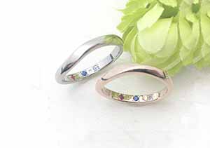 誕生石を婚約指輪や結婚指輪の内側にセッティングするのが人気です！
